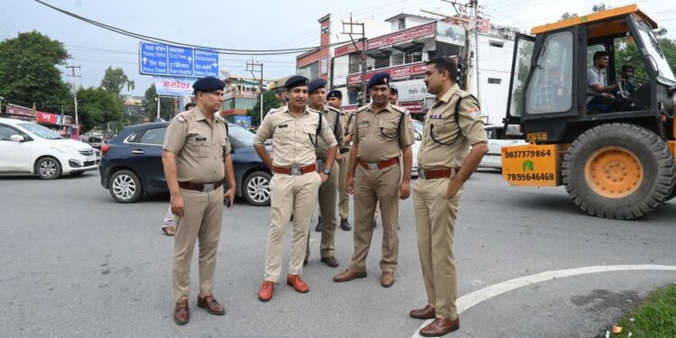 शहर की ट्रैफिक व्यवस्था का जायजा लेने स्वंय सडको पर उतरे एसएसपी देहरादून,  कैलाश अस्पताल कट तथा गोविन्द अस्पताल कट को बंद करने के दिये निर्देश