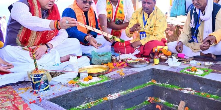 कांगुड़ा धाम पहुंचे सीएम धामी, नागराज मंदिर के मूर्ति स्थापना कार्यक्रम में प्रतिभाग कर लिया आशीर्वाद