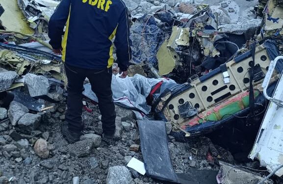 सुधार को लाया जा रहा था खराब हेली हुआ क्रैश वायु सेवा के एम आई -17 से हैंग कर गोचर हवाई पट्टी लाया जा रहा था खराब हेली