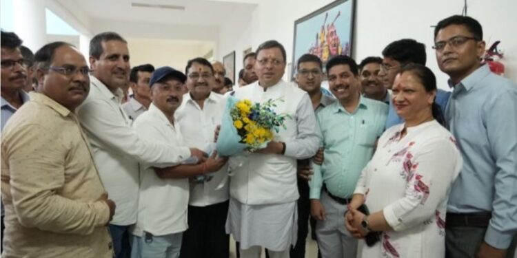 सूचना कर्मचारी संघ ने मुख्यमंत्री को सौंपा मांगों से संबंधित ज्ञापन