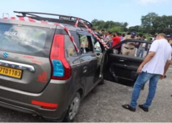 कार  के अंदर संदिग्ध अवस्था में मिले महिला और पुरुष के शव ,पड़ताल में जुटी पुलिस