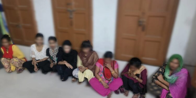 सार्वजनिक स्थानों पर अमर्यादित व्यवहार करने वालो पर दून पुलिस की कार्यवाही