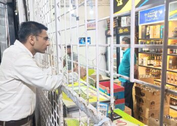 जिलाधिकारी सवीन बंसल  को भी ओवर रेटिंग पर मिली शराब,शहर भर की दुकानों पर की छापेमारी