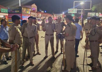 रेलवे स्टेशन पर दो पक्षो में बवाल,युवक और युवती को लेकर हुआ विवाद