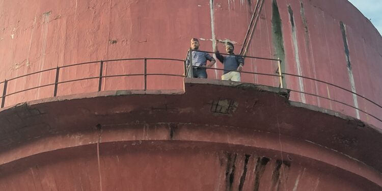 विभिन्न मांगों को लेकर बेरोजगार युवा चढ़े पानी की टंकी के ऊपर