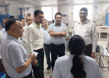 कुर्सी संभालते ही देहरादून के डीएम की चर्चा, प्राइवेट कार से कोरोनेशन अस्पताल पहुंचकर लाइन में लगकर बनवाया पर्चा