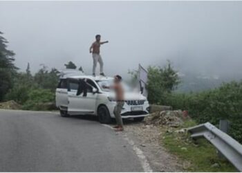 उत्तराखंड: युवकों को शराब पीकर गाड़ी की छत पर नाचना पढ़ा भारी, पुलिस ने उतारा सारा नशा