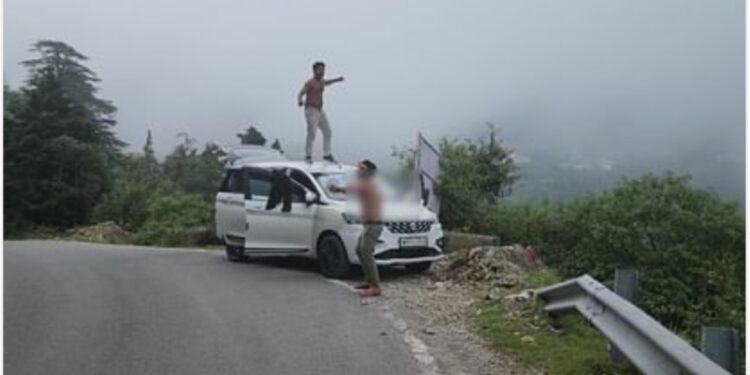 उत्तराखंड: युवकों को शराब पीकर गाड़ी की छत पर नाचना पढ़ा भारी, पुलिस ने उतारा सारा नशा