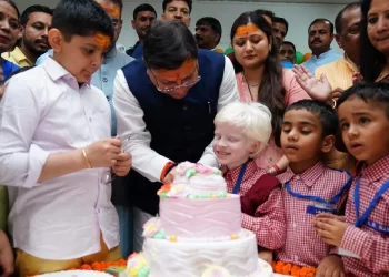 NIVH पहुंचकर सीएम धामी ने दृष्टिबाधित दिव्यांग बच्चों के साथ काटा केक, बांटी जन्मदिन की खुशियां