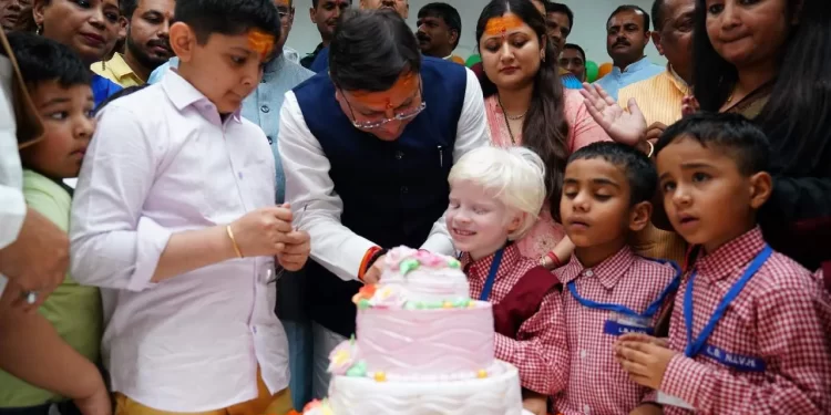 NIVH पहुंचकर सीएम धामी ने दृष्टिबाधित दिव्यांग बच्चों के साथ काटा केक, बांटी जन्मदिन की खुशियां