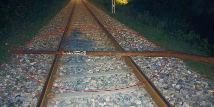 रेलवे ट्रैक पर रख दिया 20 फीट का खंभा, लोको पालयट की सूझबूझ से टली नैनी दून जनशताब्दी को डिरेल करने की साजिश