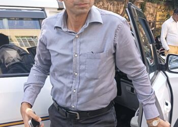 औचक निरीक्षण पर पहुंचे डीएम लाइन पर लगकर  बनाया पर्चा