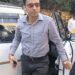 औचक निरीक्षण पर पहुंचे डीएम लाइन पर लगकर  बनाया पर्चा