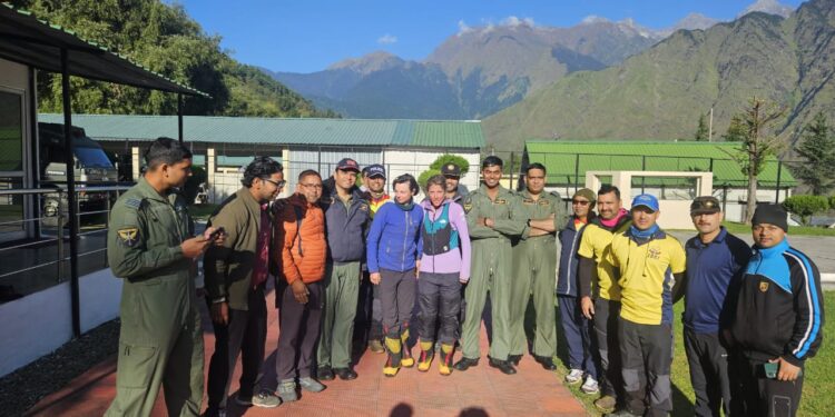 चौखंबा से विदेशी महिला पर्वतारोहियों का तीन दिन बाद सुरक्षित रेस्क्यू मुख्यमंत्री की सतत निगरानी में चला रेस्क्यू अभियान वायु सेना के हेलीकॉप्टरों ने किया रेस्क्यू, यूएसडीएमए में बनी रणनीति