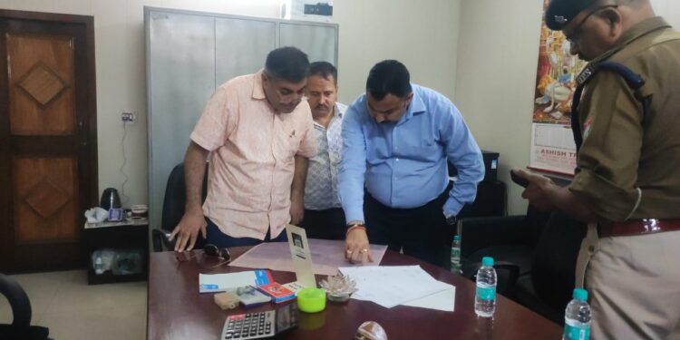 देहरादून में अवैध पटाखों गोदाम का भंडाफोड़, सिटी मजिस्ट्रेट ने किया सील