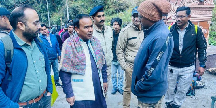 स्वास्थ्य मंत्री डा. धन सिंह रावत ने परखी यमुनोत्री धाम की स्वास्थ्य व्यवस्थाएं
