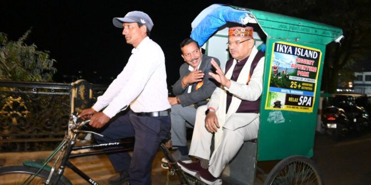 कैबिनेट मंत्री गणेश जोशी ने मसूरी की मॉल रोड़ पर प्रतिबंधित समय के दौरान रिक्शा पर सवारी कर मॉल रोड़ पर नियमों के पालन करने का दिया संदेश