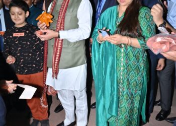 सीएम पुष्कर सिंह धामी ने क्रय की स्थानीय कारीगरों द्वारा तैयार मिट्टी के दीपक और मूर्तियां  सभी से की स्थानीय उत्पादों को बढ़ावा देने की अपील