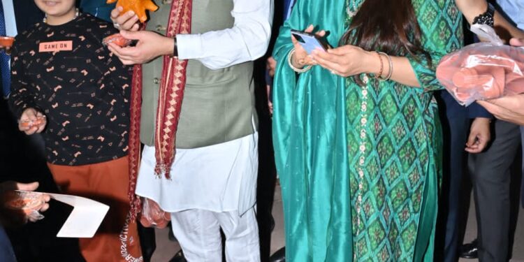 सीएम पुष्कर सिंह धामी ने क्रय की स्थानीय कारीगरों द्वारा तैयार मिट्टी के दीपक और मूर्तियां  सभी से की स्थानीय उत्पादों को बढ़ावा देने की अपील