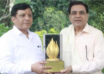 फ़िल्म अभिनेता परेश रावल से मिले  सूचना महानिदेशक  बंशीधर तिवारी