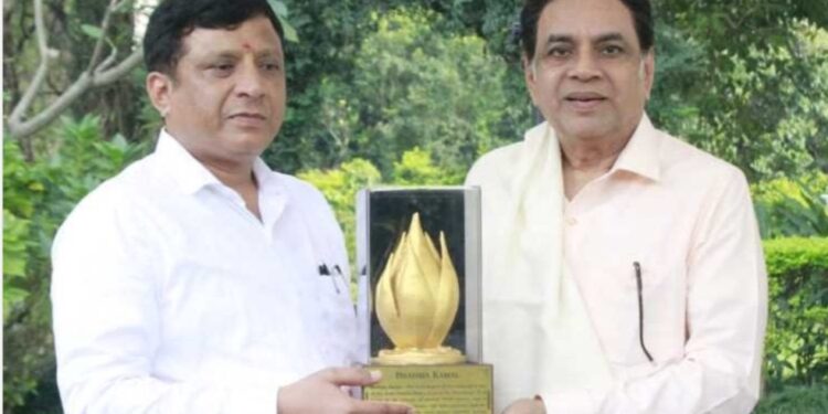 फ़िल्म अभिनेता परेश रावल से मिले  सूचना महानिदेशक  बंशीधर तिवारी