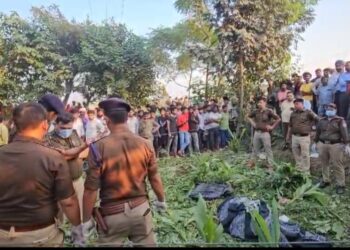 अर्धनग्न अवस्था मे बोरे मे बंद मिला महिला का शव