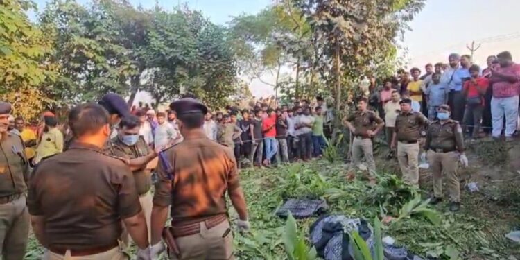 अर्धनग्न अवस्था मे बोरे मे बंद मिला महिला का शव