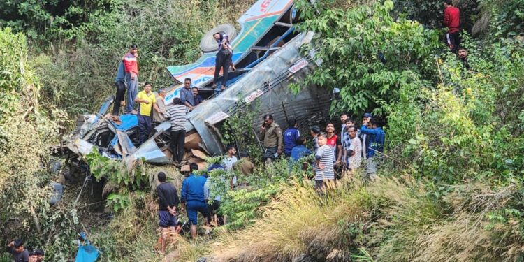 उत्तराखंड के अल्मोड़ा में भीषण बस हादसा, गहरी खाई में गिरी यात्री बस, कई लोगों की मौत