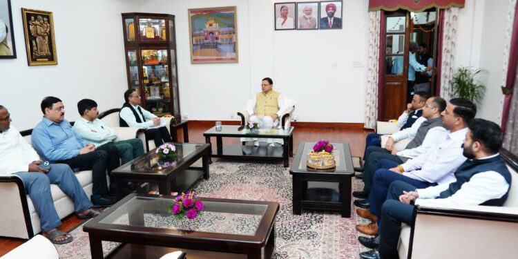 मुख्यमंत्री  पुष्कर सिंह धामी से गुरुवार को मुख्यमंत्री आवास में आईएएस एसोसिएशन के पदाधिकारियों ने भेंट कर विभिन्न विषयों पर वार्ता की।