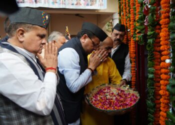 मुख्यमंत्री पुष्कर सिंह धामी ने राज्य स्थापना दिवस के अवसर पर कचहरी देहरादून में शहीद स्मारक पर पुष्पांजलि अर्पित कर उत्तराखंड राज्य आंदोलन के शहीदों को श्रद्धांजलि दी