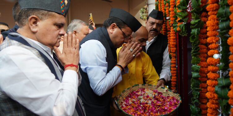मुख्यमंत्री पुष्कर सिंह धामी ने राज्य स्थापना दिवस के अवसर पर कचहरी देहरादून में शहीद स्मारक पर पुष्पांजलि अर्पित कर उत्तराखंड राज्य आंदोलन के शहीदों को श्रद्धांजलि दी
