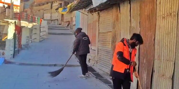 नगर पंचायत बदरीनाथ ने यात्रा समापन के बाद चलाया धाम में सफाई अभियान