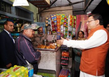 काफिला रोक, लोगों से मिलने पहुंचे मुख्यमंत्री  पुष्कर सिंह धामी।