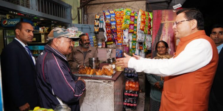 काफिला रोक, लोगों से मिलने पहुंचे मुख्यमंत्री  पुष्कर सिंह धामी।