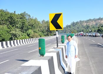 मुख्यमंत्री  पुष्कर सिंह धामी ने सोमवार को डाट काली मंदिर देहरादून में दिल्ली-देहरादून एक्सप्रेस वे के निर्माण कार्यों का स्थलीय निरीक्षण किया