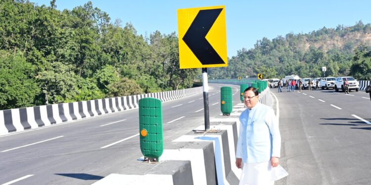 मुख्यमंत्री  पुष्कर सिंह धामी ने सोमवार को डाट काली मंदिर देहरादून में दिल्ली-देहरादून एक्सप्रेस वे के निर्माण कार्यों का स्थलीय निरीक्षण किया