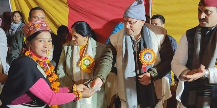 मुख्यमंत्री ने जनपद रुद्रप्रयाग के सारी गांव में ग्राम वासियों एवं स्थानीय निवासियों द्वारा आयोजित विभिन्न कार्यक्रमों में किया प्रतिभाग।