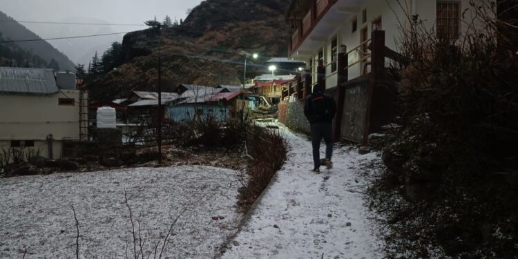 गंगोत्री धाम और हर्षिल में सीजन की पहली बर्फबारी।।