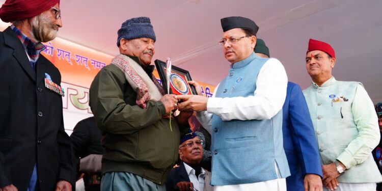 1971 भारत- पाकिस्तान युद्ध, विजय दिवस समारोह में सीएम पुष्कर सिंह धामी ने दी शहीदों को श्रद्धांजलि