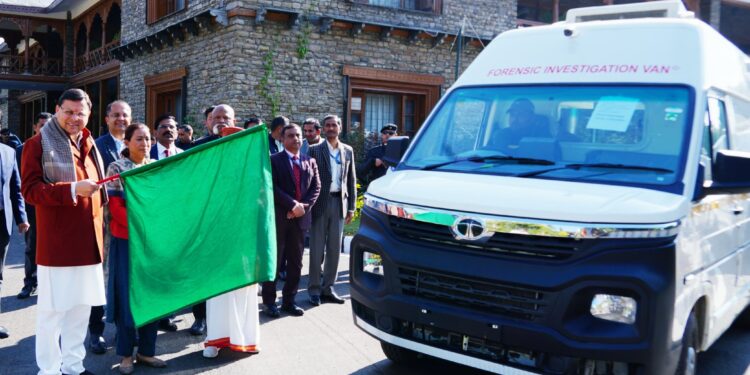 मुख्यमंत्री ने किया 06 फॉरेंसिक वाहनों का फ्लैग ऑफ