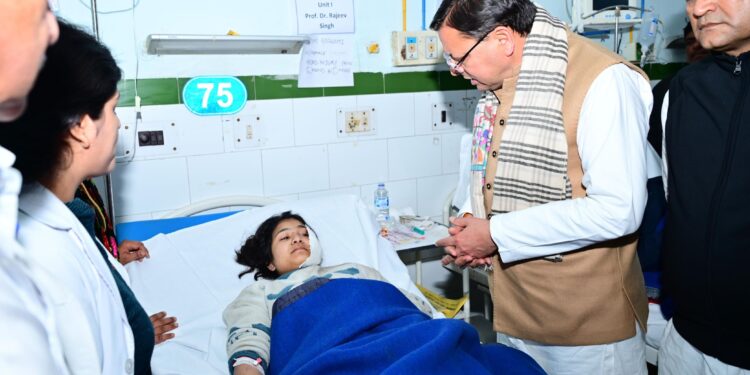 हल्द्वानी पहुंचते ही मुख्यमंत्री ने सबसे पहले सुशीला तिवारी अस्पताल पहुंचकर घायलों का जाना हाल
