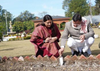मुख्यमंत्री धामी ने मुख्यमंत्री आवास परिसर में किया ट्यूलिप बल्ब का रोपण