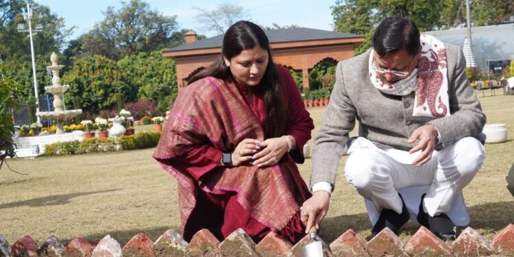 मुख्यमंत्री धामी ने मुख्यमंत्री आवास परिसर में किया ट्यूलिप बल्ब का रोपण