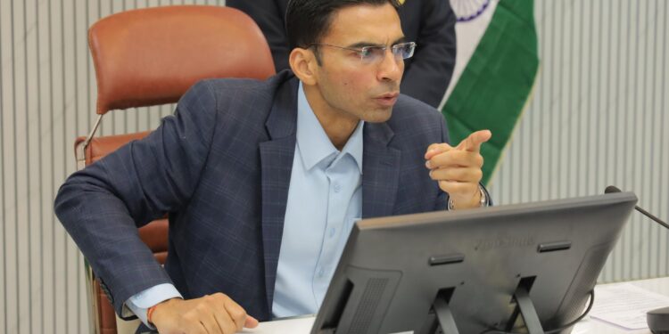 सड़क दुर्घटनाओं पर प्रभावी रोकथाम हेतु सड़क सुधारीकरण की कवायद जारी  डीएम ने सड़क सुधारीकरण कार्य को युद्धस्तर पर करने हेतु रेखीय विभाग को दिए हैं कड़ी निर्देश