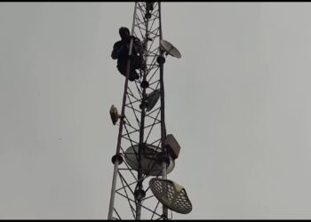 ऋषिकेश में हाई वोल्टेज ड्रामा पेट्रोल की बोतल लेकर टावर पर चढ़ा व्यक्ति