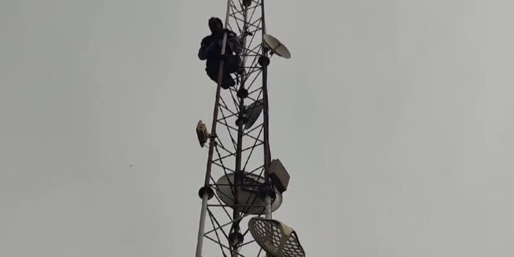 ऋषिकेश में हाई वोल्टेज ड्रामा पेट्रोल की बोतल लेकर टावर पर चढ़ा व्यक्ति