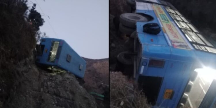उत्तरकाशी में बस अनियंत्रित होकर खाई की तरफ पलटी, बाल-बाल बची 30 लोगों की जान