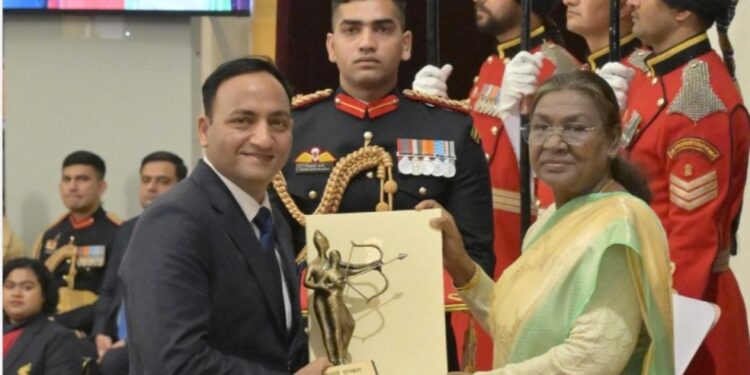 उत्तराखंड के लिए गौरव का पल पैरा शूटिंग कोच को राष्ट्रपति ने द्रोणाचार्य अवार्ड से नवाजा