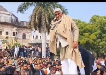  महापंचायत स्थगित होने के बावजूद लंढौरा महल में गुर्जर समाज के हजारों लोग पहुंचे,भारी पुलिस बल तैनात