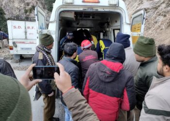 बदरीनाथ हाईवे पर 300 मीटर गहरी खाई में गिरा पिकअप वाहन, दो लोग गंभीर घायल